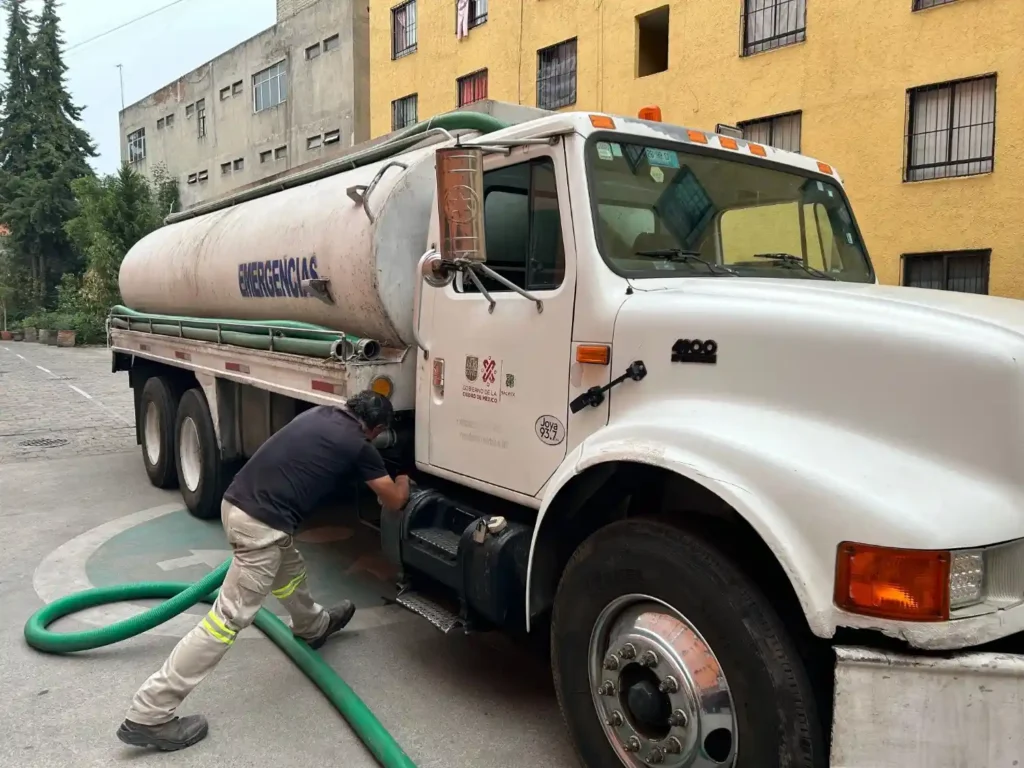 Digital DEF level dashboard helping a Galveston, TX fleet plan timely refills.